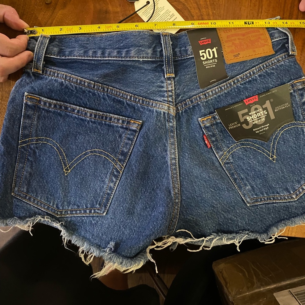 Levi’s Premium Mid Rise Shorts - Picture 4 of 4